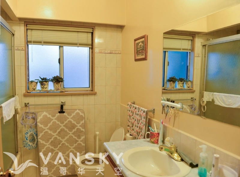 250128132739_5606-Upstairs Bathroom.jpg